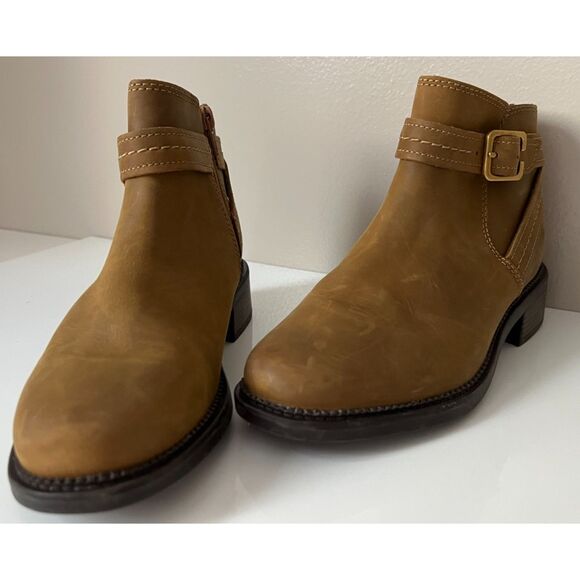 Clarks Collection Maye Strap Leather ankle boot. Size 6.5. - Picture 2 of 10